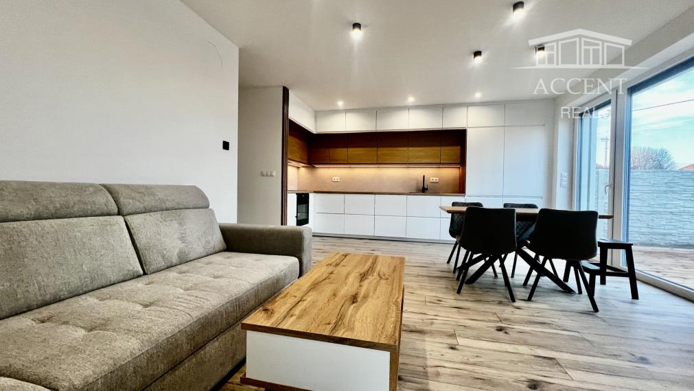 VEĽMI PEKNÝ,PRIESTRANNÝ 4-IZBOVÝ BUNGALOV(128M2)  V KVALITNOM ŠTANDARDE AJ S KUCHYŇOU (128M2), POZEMOK 403M2, TERASA AJ KOMPLET OPLOTENIE V CENE A ĎALŠIE BENEFITY