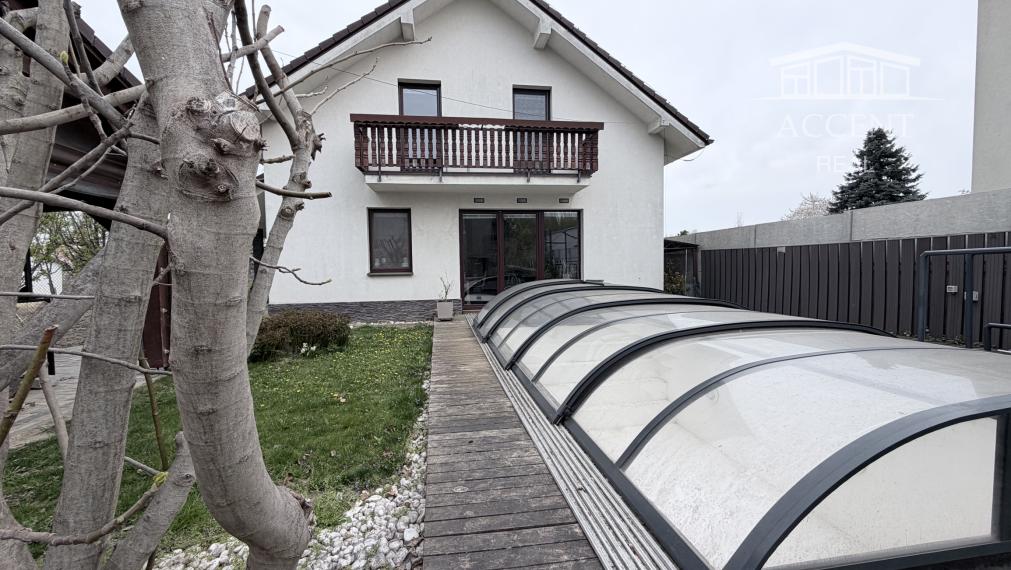 4-IZBOVÝ RODINNÝ DOM S BAZÉNOM A ALTÁNKOM V TICHEJ ČASTI BERNOLÁKOVA