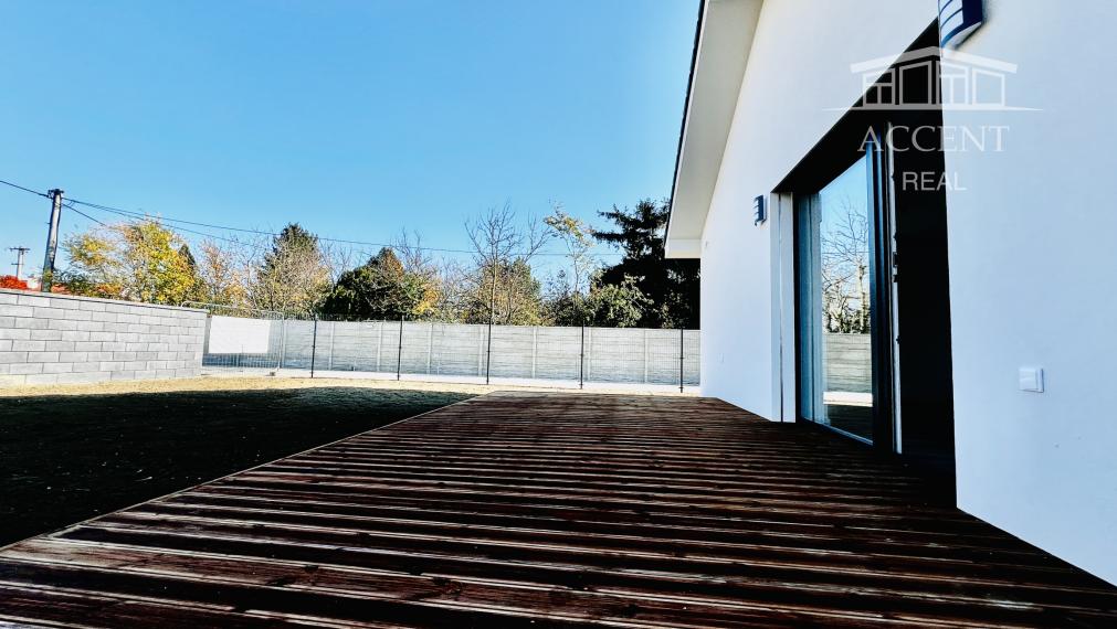 VEĽMI PEKNÝ,PRIESTRANNÝ 4-IZBOVÝ BUNGALOV(128M2)  V KVALITNOM ŠTANDARDE AJ S KUCHYŇOU (128M2), POZEMOK 403M2, TERASA AJ KOMPLET OPLOTENIE V CENE A ĎALŠIE BENEFITY
