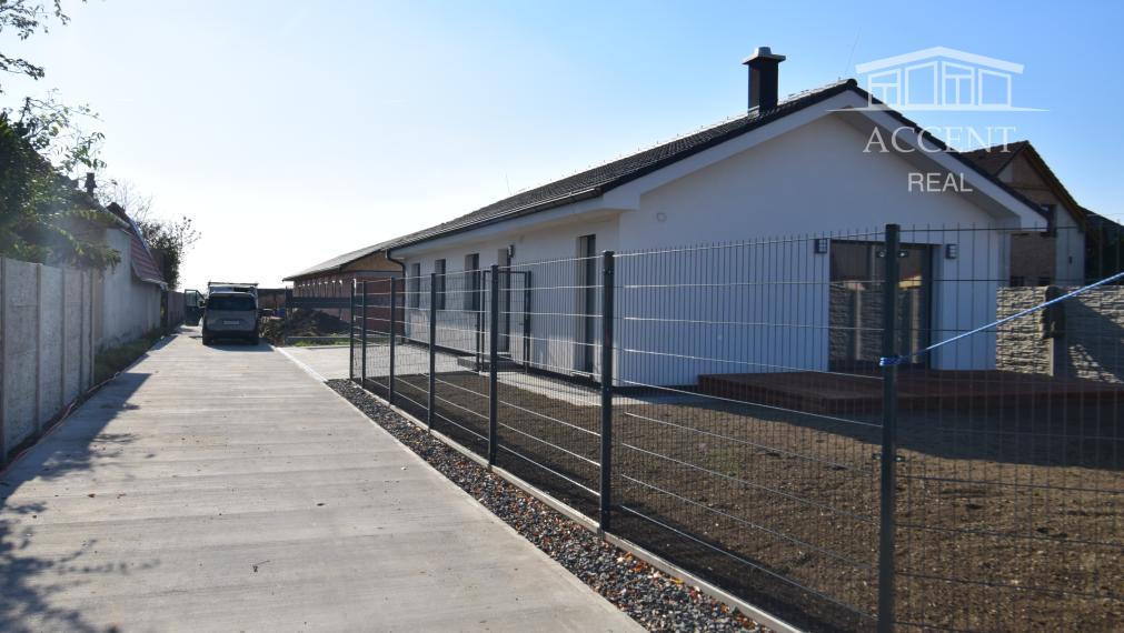 VEĽMI PEKNÝ,PRIESTRANNÝ 4-IZBOVÝ BUNGALOV(128M2)  V KVALITNOM ŠTANDARDE AJ S KUCHYŇOU (128M2), POZEMOK 403M2, TERASA AJ KOMPLET OPLOTENIE V CENE A ĎALŠIE BENEFITY