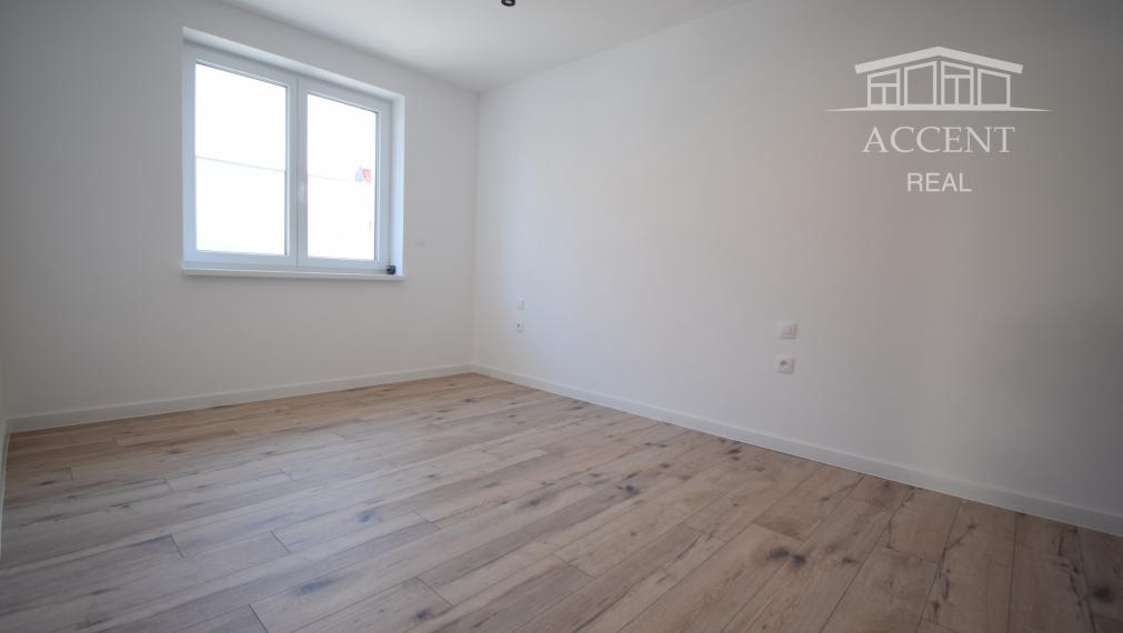 VEĽMI PEKNÝ,PRIESTRANNÝ 4-IZBOVÝ BUNGALOV(128M2)  V KVALITNOM ŠTANDARDE AJ S KUCHYŇOU (128M2), POZEMOK 403M2, TERASA AJ KOMPLET OPLOTENIE V CENE A ĎALŠIE BENEFITY
