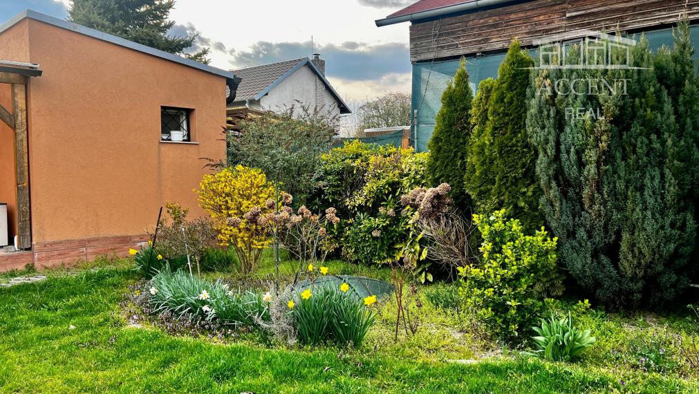 2- IZBOVÝ DOMČEK V CENE BYTU - SO SÚPISNÝM ČÍSLOM, S TERASOU, PARKOVACÍMI MIESTAMI A KRÁSNOU ZÁHRADOU