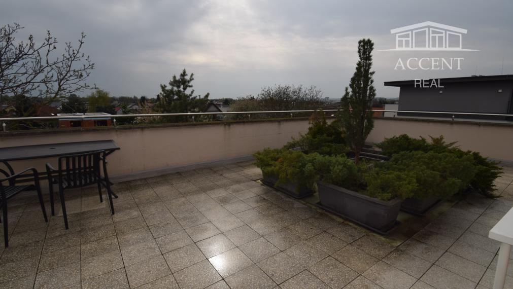 NADŠTANDARDNÝ BYT V REZIDENČNEJ ZÓNE S NÁDHERNOU TERASOU (80M2)   A PARKOVACÍM MIESTOM (151,38m2)