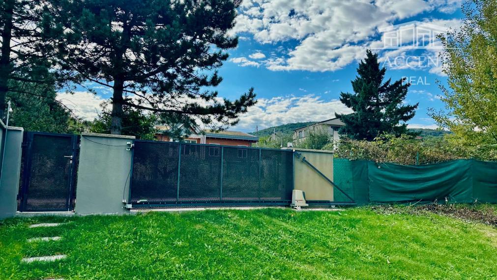 NÁDHERNÝ SLNEČNÝ POZEMOK POD LESOM (1427M2) S KOMPLETNE ZARIADENÝM 4-IZBOVÝM MOBILNÝM DOMOM (100M2) - PEKNÁ CESTA RAČA