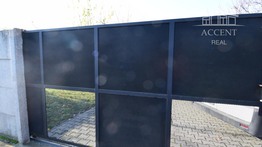 2- IZBOVÝ DOMČEK V CENE BYTU - SO SÚPISNÝM ČÍSLOM, S TERASOU, PARKOVACÍMI MIESTAMI A KRÁSNOU ZÁHRADOU