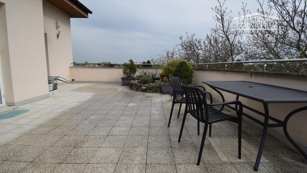 NADŠTANDARDNÝ BYT V REZIDENČNEJ ZÓNE S NÁDHERNOU TERASOU (80M2)   A PARKOVACÍM MIESTOM (151,38m2)