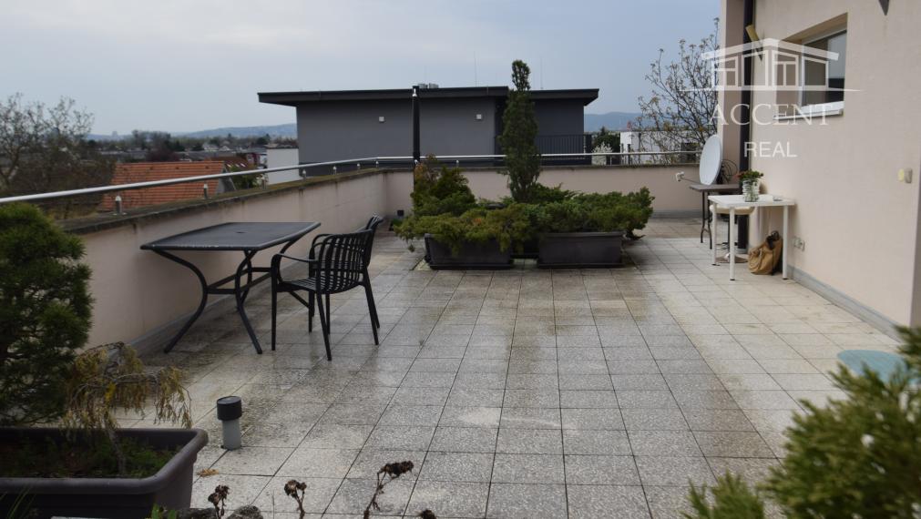 NADŠTANDARDNÝ BYT V REZIDENČNEJ ZÓNE S NÁDHERNOU TERASOU (80M2)   A PARKOVACÍM MIESTOM (151,38m2)
