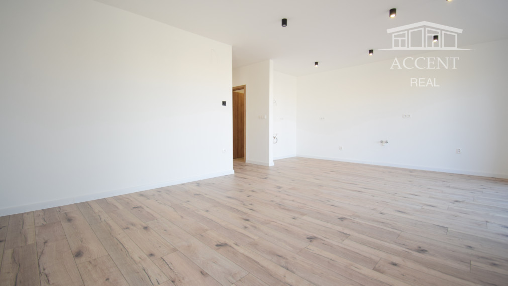 VEĽMI PEKNÝ, PRIESTRANNÝ 4-IZBOVÝ BUNGALOV(128M2) V NADŠTANDARDE AJ S KUCHYŇOU A SPOTREBIČMI, TERASA, EXT. ŽALÚZIE AJ PLOT V CENE