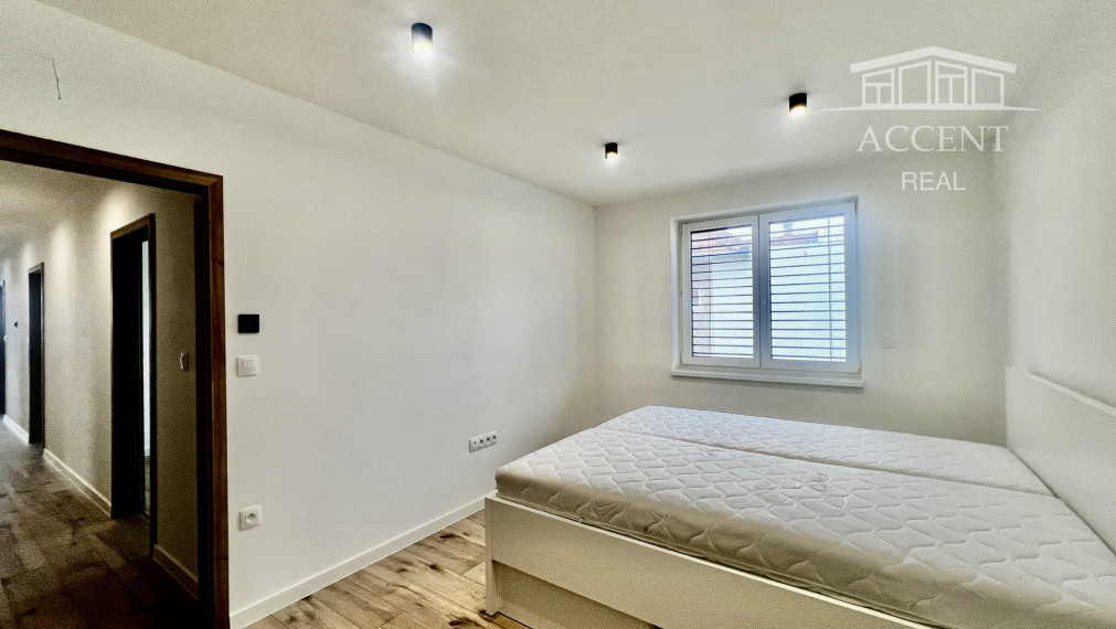 VEĽMI PEKNÝ, PRIESTRANNÝ 4-IZBOVÝ BUNGALOV(128M2) V NADŠTANDARDE AJ S KUCHYŇOU A SPOTREBIČMI, TERASA, EXT. ŽALÚZIE AJ PLOT V CENE