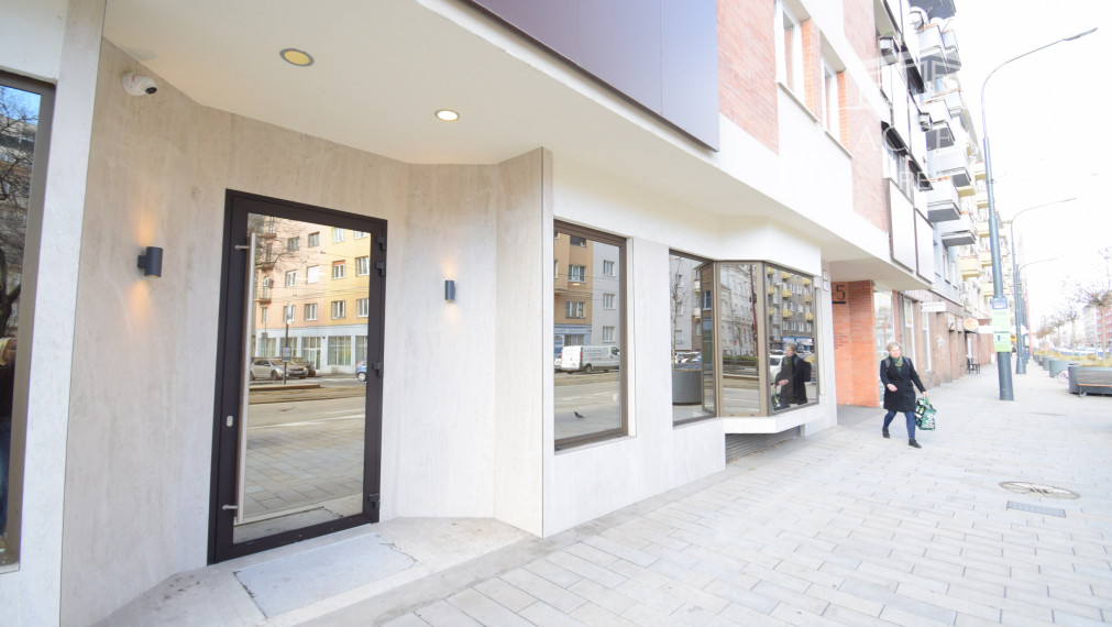 PRÉMIOVÉ OBCHODNÉ PRIESTORY(166M2) S VÝKLADMI NA FREKVENTOVANEJ ULICI V CENTRE - KRÍŽNA UL.
