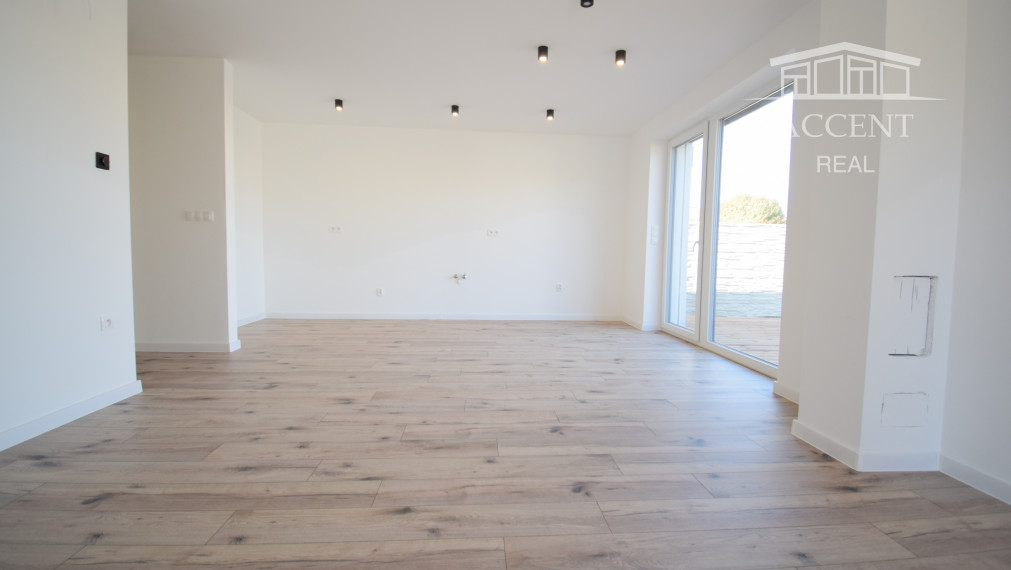 VEĽMI PEKNÝ,PRIESTRANNÝ 4-IZBOVÝ BUNGALOV(128M2)  V KVALITNOM ŠTANDARDE AJ S KUCHYŇOU (128M2), POZEMOK 403M2, TERASA AJ KOMPLET OPLOTENIE V CENE A ĎALŠIE BENEFITY