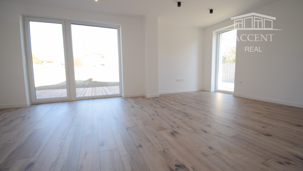 VEĽMI PEKNÝ,PRIESTRANNÝ 4-IZBOVÝ BUNGALOV(128M2)  V KVALITNOM ŠTANDARDE AJ S KUCHYŇOU (128M2), POZEMOK 403M2, TERASA AJ KOMPLET OPLOTENIE V CENE A ĎALŠIE BENEFITY