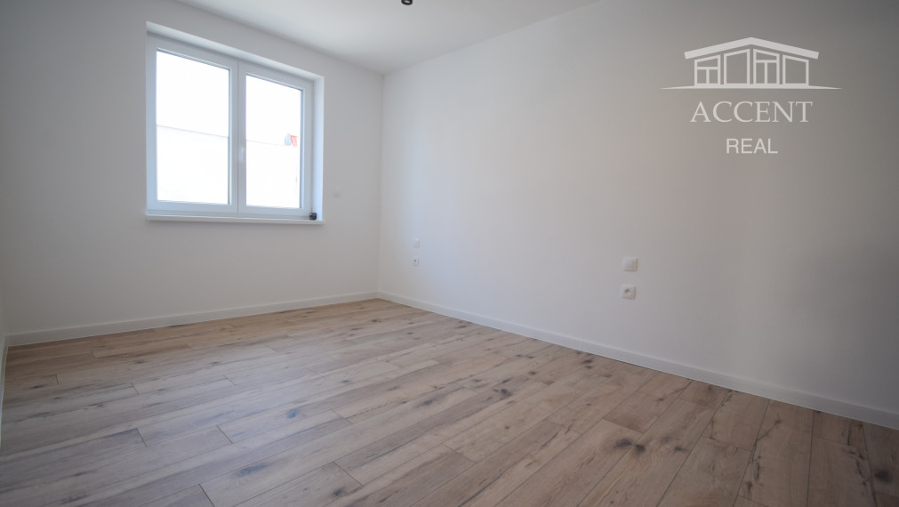 VEĽMI PEKNÝ,PRIESTRANNÝ 4-IZBOVÝ BUNGALOV(128M2)  V KVALITNOM ŠTANDARDE AJ S KUCHYŇOU (128M2), POZEMOK 403M2, TERASA AJ KOMPLET OPLOTENIE V CENE A ĎALŠIE BENEFITY