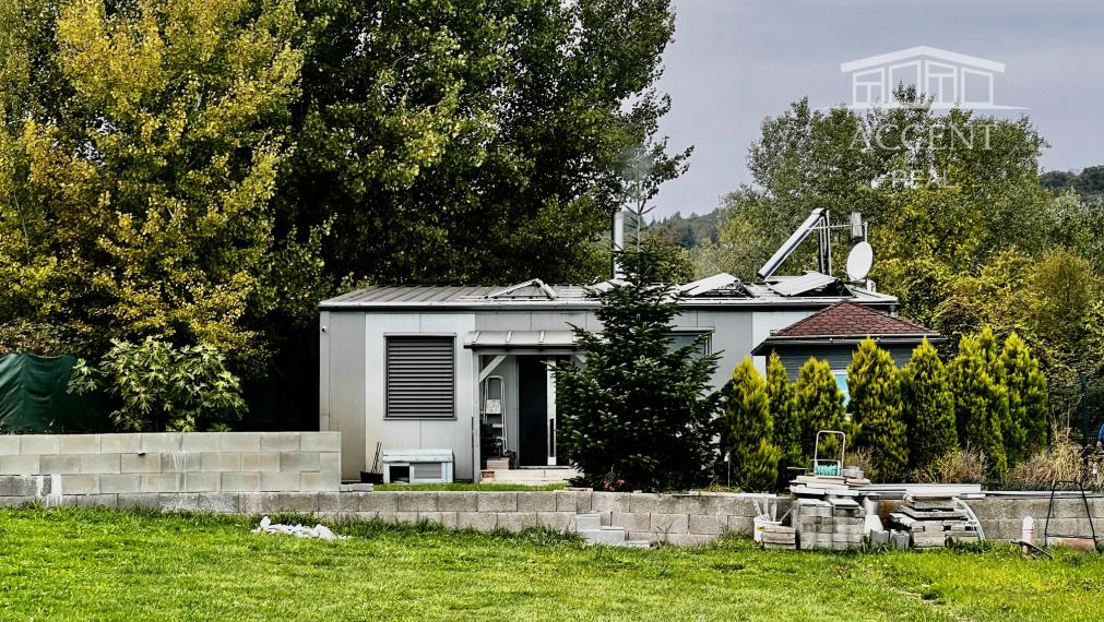 NÁDHERNÝ SLNEČNÝ POZEMOK POD LESOM (1427M2) S KOMPLETNE ZARIADENÝM 4-IZBOVÝM MOBILNÝM DOMOM (100M2) - PEKNÁ CESTA RAČA