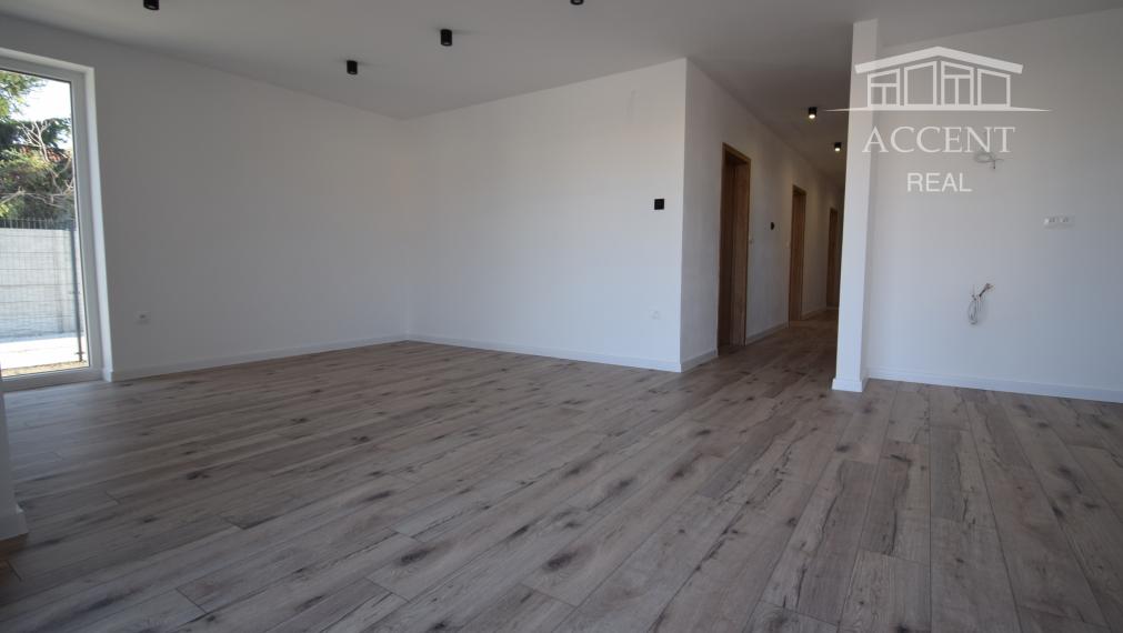 VEĽMI PEKNÝ, PRIESTRANNÝ 4-IZBOVÝ BUNGALOV(128M2) V NADŠTANDARDE AJ S KUCHYŇOU A SPOTREBIČMI, TERASA, EXT. ŽALÚZIE AJ PLOT V CENE