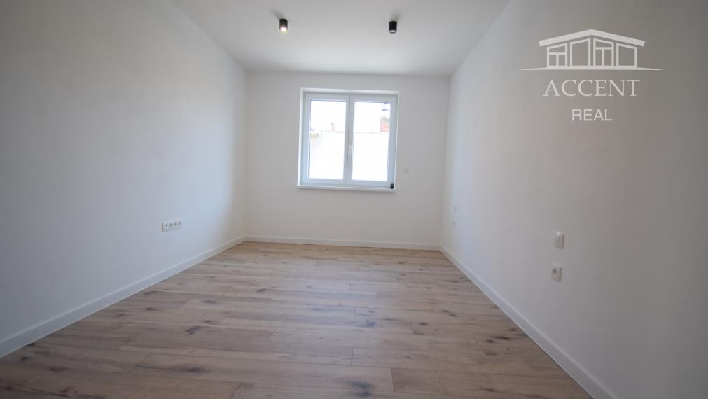 VEĽMI PEKNÝ, PRIESTRANNÝ 4-IZBOVÝ BUNGALOV(128M2) V NADŠTANDARDE AJ S KUCHYŇOU A SPOTREBIČMI, TERASA, EXT. ŽALÚZIE AJ PLOT V CENE