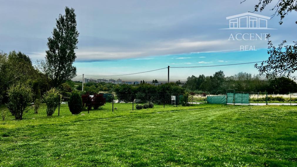 NÁDHERNÝ SLNEČNÝ POZEMOK POD LESOM (1427M2) S KOMPLETNE ZARIADENÝM 4-IZBOVÝM MOBILNÝM DOMOM (100M2) - PEKNÁ CESTA RAČA