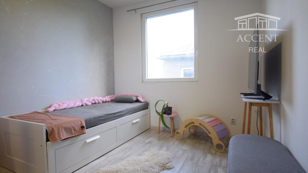 NÁDHERNÝ SLNEČNÝ POZEMOK POD LESOM (1427M2) S KOMPLETNE ZARIADENÝM 4-IZBOVÝM MOBILNÝM DOMOM (100M2) - PEKNÁ CESTA RAČA