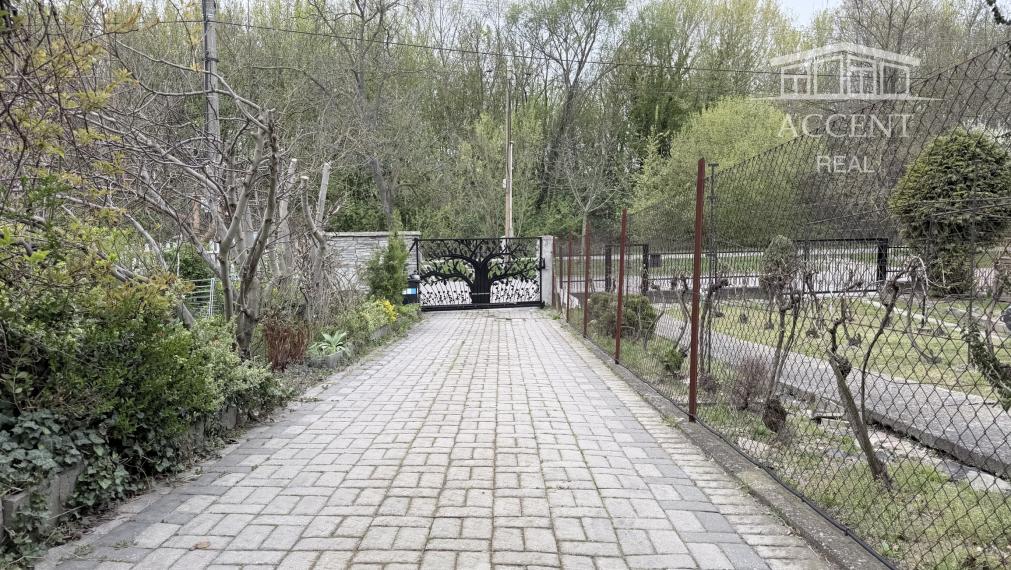 4-IZBOVÝ RODINNÝ DOM S BAZÉNOM A ALTÁNKOM V TICHEJ ČASTI BERNOLÁKOVA