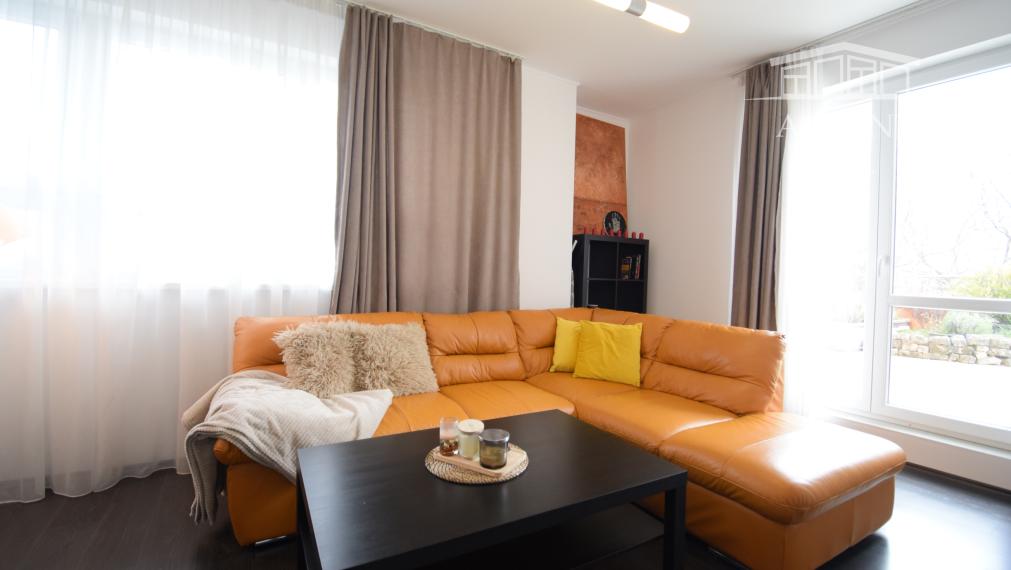 NADŠTANDARDNÝ BYT V REZIDENČNEJ ZÓNE S NÁDHERNOU TERASOU (80M2)   A PARKOVACÍM MIESTOM (151,38m2)