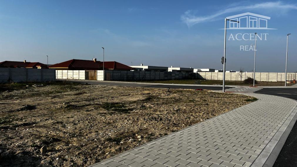 ROŽNÝ VOĽNÝ STAVEBNÝ POZEMOK (612M2),  SKVELÁ POLOHA -  MOST PRI BRATISLAVE