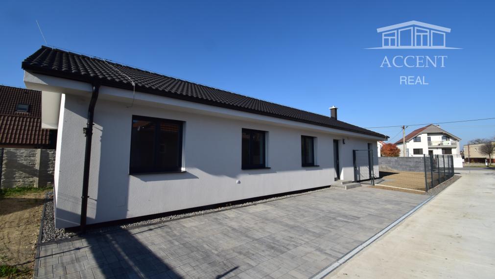VEĽMI PEKNÝ,PRIESTRANNÝ 4-IZBOVÝ BUNGALOV(128M2)  V KVALITNOM ŠTANDARDE AJ S KUCHYŇOU (128M2), POZEMOK 403M2, TERASA AJ KOMPLET OPLOTENIE V CENE A ĎALŠIE BENEFITY