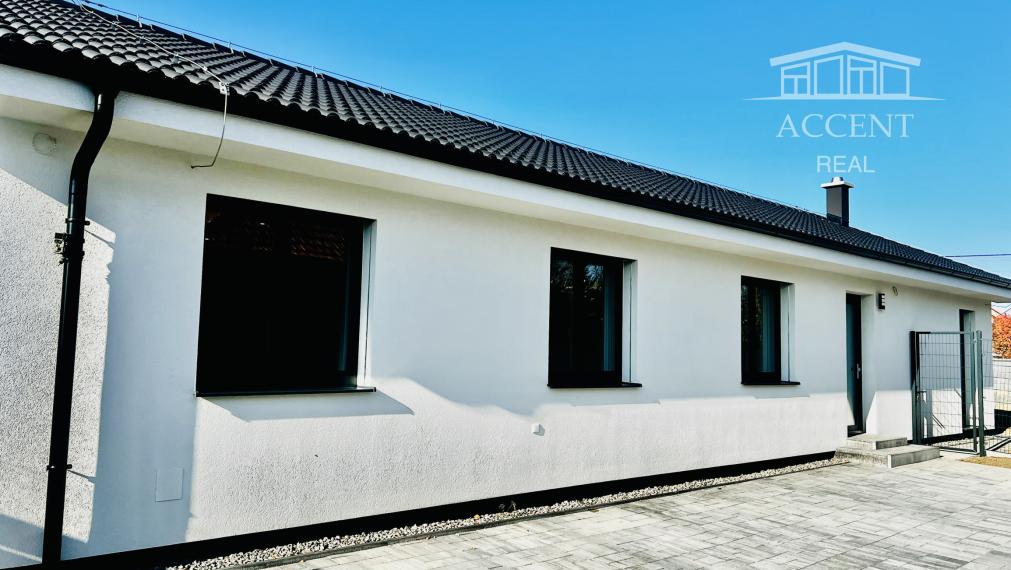 VEĽMI PEKNÝ,PRIESTRANNÝ 4-IZBOVÝ BUNGALOV(128M2)  V KVALITNOM ŠTANDARDE AJ S KUCHYŇOU (128M2), POZEMOK 403M2, TERASA AJ KOMPLET OPLOTENIE V CENE A ĎALŠIE BENEFITY