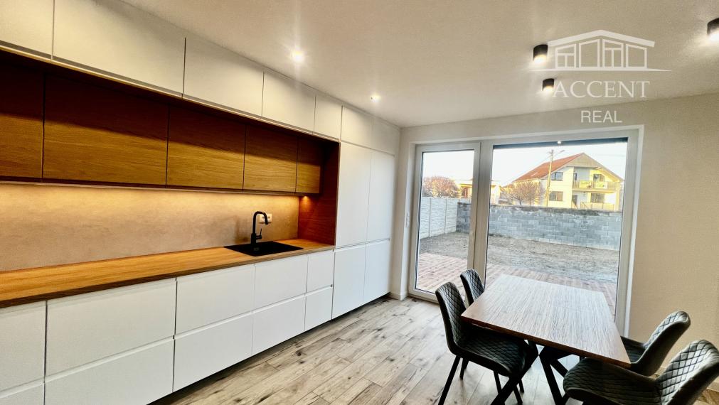 SKOLAUDOVANÉ - VEĽMI PEKNÝ, PRIESTRANNÝ 4-IZBOVÝ BUNGALOV(128M2) V NADŠTANDARDE AJ S KUCHYŇOU A SPOTREBIČMI, TERASA, EXT. ŽALÚZIE AJ PLOT V CENE