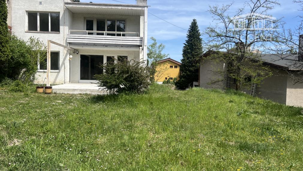 DVOJPODLAŽNÁ VILA (279M2) S PEKNÝM ROVINATÝM POZEMKOM(592M2) A NÁDHERNÝM VÝHĽADOM  - 6 PARKOVACÍCH MIEST