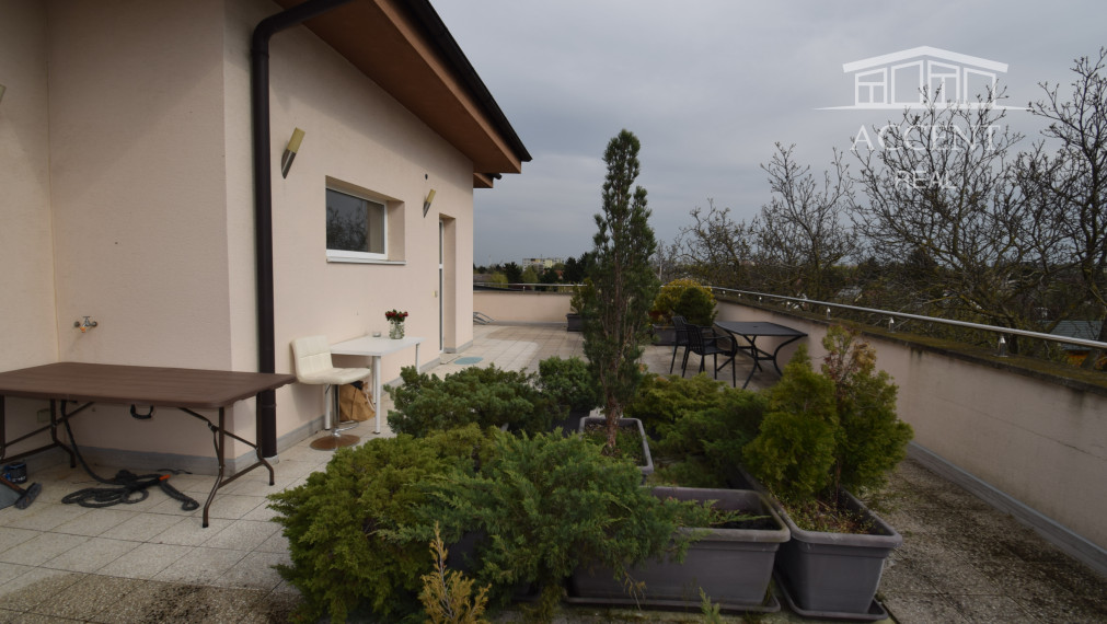 NADŠTANDARDNÝ BYT V REZIDENČNEJ ZÓNE S NÁDHERNOU TERASOU (80M2)   A PARKOVACÍM MIESTOM (151,38m2)