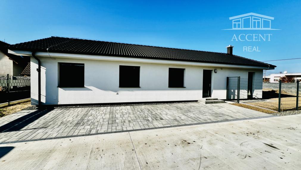 VEĽMI PEKNÝ,PRIESTRANNÝ 4-IZBOVÝ BUNGALOV(128M2)  V KVALITNOM ŠTANDARDE AJ S KUCHYŇOU (128M2), POZEMOK 403M2, TERASA AJ KOMPLET OPLOTENIE V CENE A ĎALŠIE BENEFITY