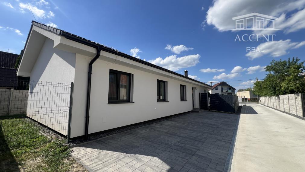 VEĽMI PEKNÝ,PRIESTRANNÝ 4-IZBOVÝ BUNGALOV(128M2)  V KVALITNOM ŠTANDARDE AJ S KUCHYŇOU (128M2), POZEMOK 403M2, TERASA AJ KOMPLET OPLOTENIE V CENE A ĎALŠIE BENEFITY