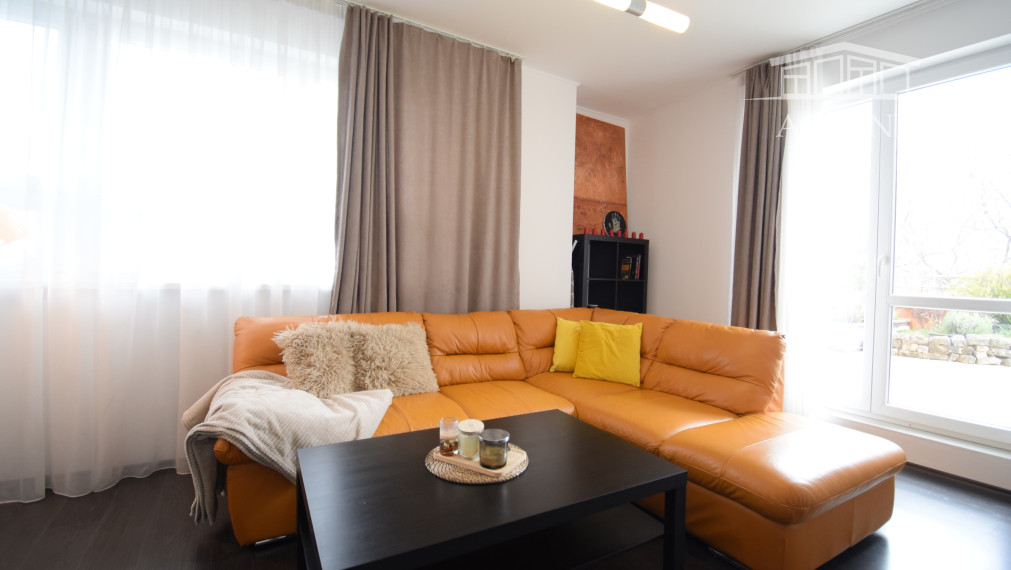 NADŠTANDARDNÝ BYT V REZIDENČNEJ ZÓNE S NÁDHERNOU TERASOU (80M2)   A PARKOVACÍM MIESTOM (151,38m2)