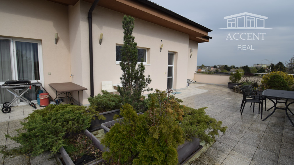 NADŠTANDARDNÝ BYT V REZIDENČNEJ ZÓNE S NÁDHERNOU TERASOU (80M2)   A PARKOVACÍM MIESTOM (151,38m2)