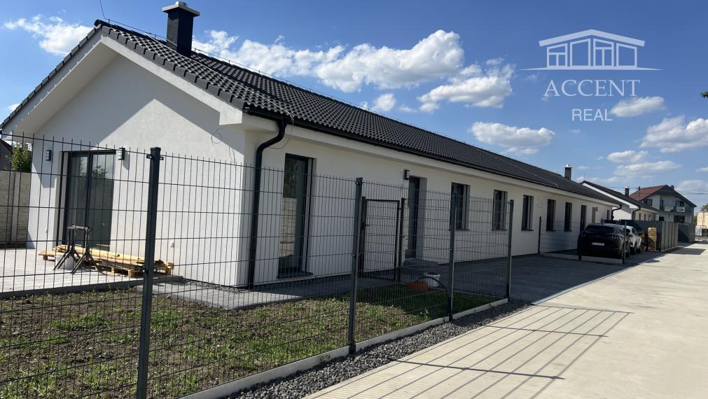 VEĽMI PEKNÝ,PRIESTRANNÝ 4-IZBOVÝ BUNGALOV(128M2)  V KVALITNOM ŠTANDARDE AJ S KUCHYŇOU (128M2), POZEMOK 403M2, TERASA AJ KOMPLET OPLOTENIE V CENE A ĎALŠIE BENEFITY