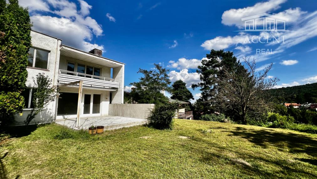 DVOJPODLAŽNÁ VILA (279M2) S PEKNÝM ROVINATÝM POZEMKOM(592M2) A NÁDHERNÝM VÝHĽADOM  - 6 PARKOVACÍCH MIEST
