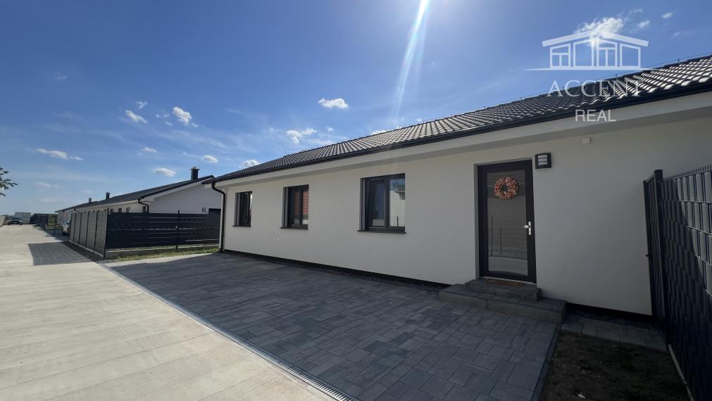 SKOLAUDOVANÉ - VEĽMI PEKNÝ, PRIESTRANNÝ 4-IZBOVÝ BUNGALOV(128M2) V NADŠTANDARDE AJ S KUCHYŇOU A SPOTREBIČMI, TERASA, EXT. ŽALÚZIE AJ PLOT V CENE