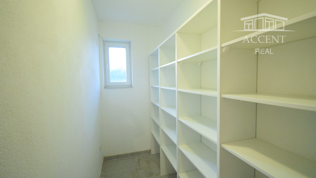 PRIESTRANNÝ 4-IZBOVÝ BUNGALOV (188M2) S GARÁŽOU A S PEKNÝM POZEMKOM (550M2) LEN 4KM OD SENCA - HRUBÝ ŚÚR