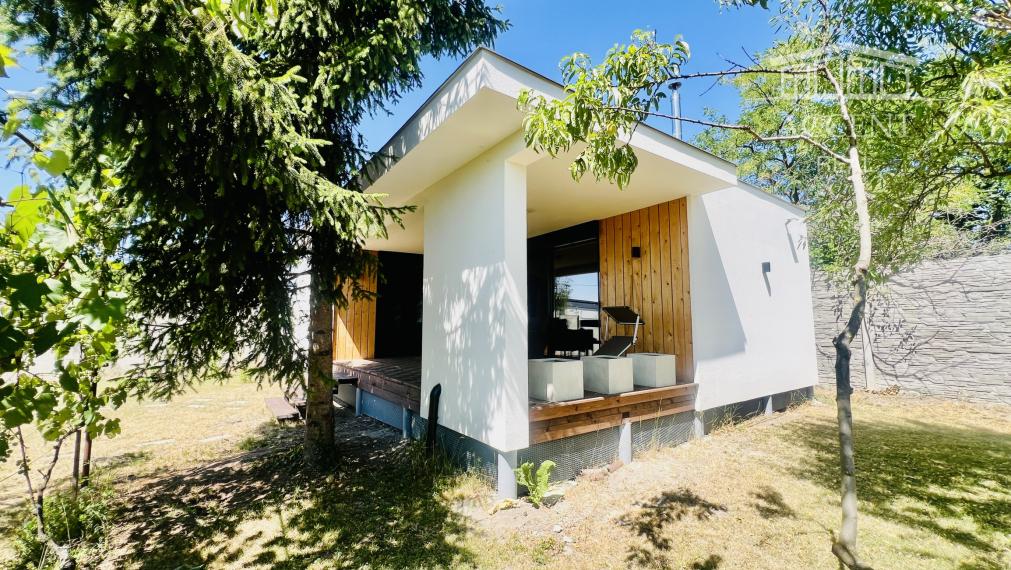 NA PRENÁJOM 2-IZBOVÝ DOM S TERASOU A VEĽKOU ZÁHRADOU (635M2)- VLASTNÁ PRÍJAZDOVÁ CESTA A 3 PARKOVACIE MIESTA