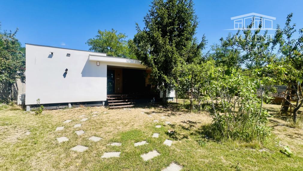 NA PRENÁJOM 2-IZBOVÝ DOM S TERASOU A VEĽKOU ZÁHRADOU (635M2)- VLASTNÁ PRÍJAZDOVÁ CESTA A 3 PARKOVACIE MIESTA