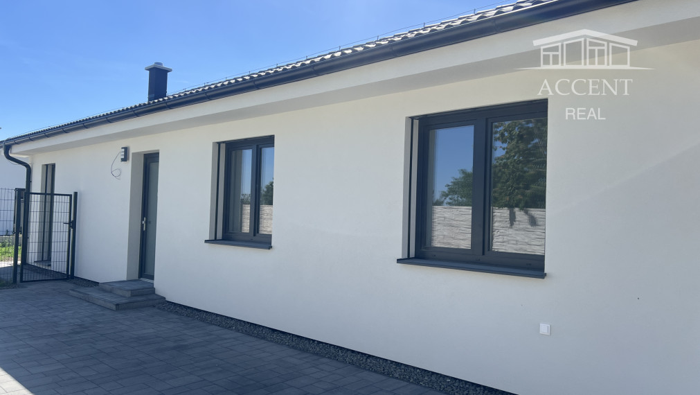 ČERSTVO SKOLAUDOVANÝ, VEĽMI PEKNÝ, PRIESTRANNÝ 4-IZBOVÝ BUNGALOV(128M2) V NADŠTANDARDE, TERASA, EXT. ŽALÚZIE AJ PLOT V CENE, 3 PARKOVACIE MIESTA