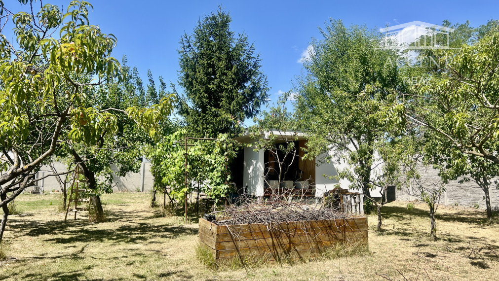 NA PRENÁJOM 2-IZBOVÝ DOM S TERASOU A VEĽKOU ZÁHRADOU (635M2)- VLASTNÁ PRÍJAZDOVÁ CESTA A 3 PARKOVACIE MIESTA