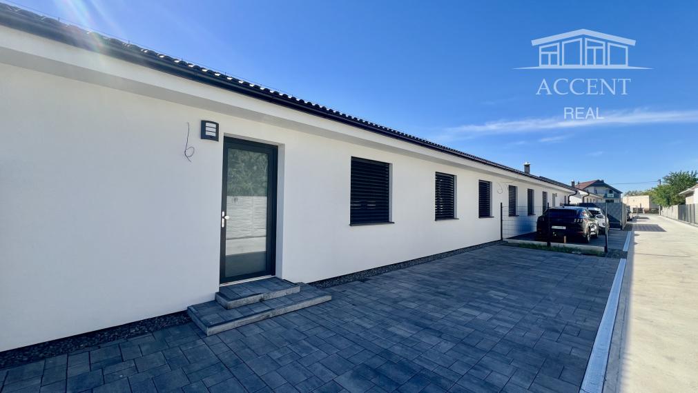SKOLAUDOVANÝ, VEĽMI PEKNÝ, PRIESTRANNÝ 4-IZBOVÝ BUNGALOV(128M2) V NADŠTANDARDE, TERASA, EXT. ŽALÚZIE AJ PLOT V CENE, 3 PARKOVACIE MIESTA