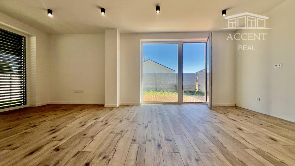 SKOLAUDOVANÝ, VEĽMI PEKNÝ, PRIESTRANNÝ 4-IZBOVÝ BUNGALOV(128M2) V NADŠTANDARDE, TERASA, EXT. ŽALÚZIE AJ PLOT V CENE, 3 PARKOVACIE MIESTA