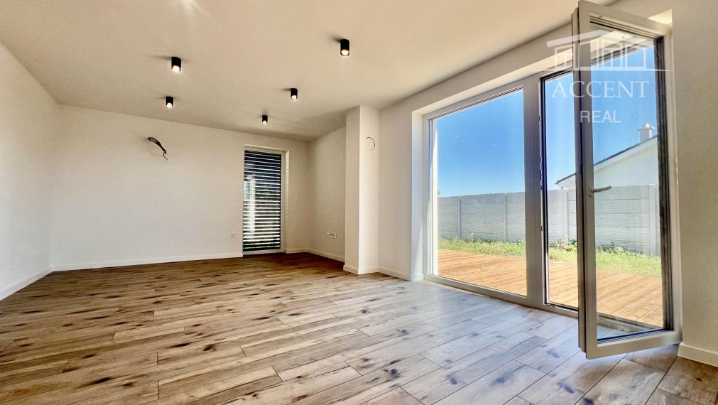 SKOLAUDOVANÝ, VEĽMI PEKNÝ, PRIESTRANNÝ 4-IZBOVÝ BUNGALOV(128M2) V NADŠTANDARDE, TERASA, EXT. ŽALÚZIE AJ PLOT V CENE, 3 PARKOVACIE MIESTA