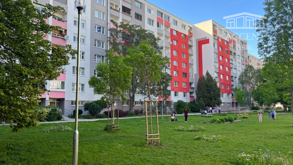 ZNÍŽENÁ CENA - PRIESTRANNÝ 3-IZBOVÝ BYT S LOGGIOU(75M2) -  FURDEKOVA UL., PETRŽALKA