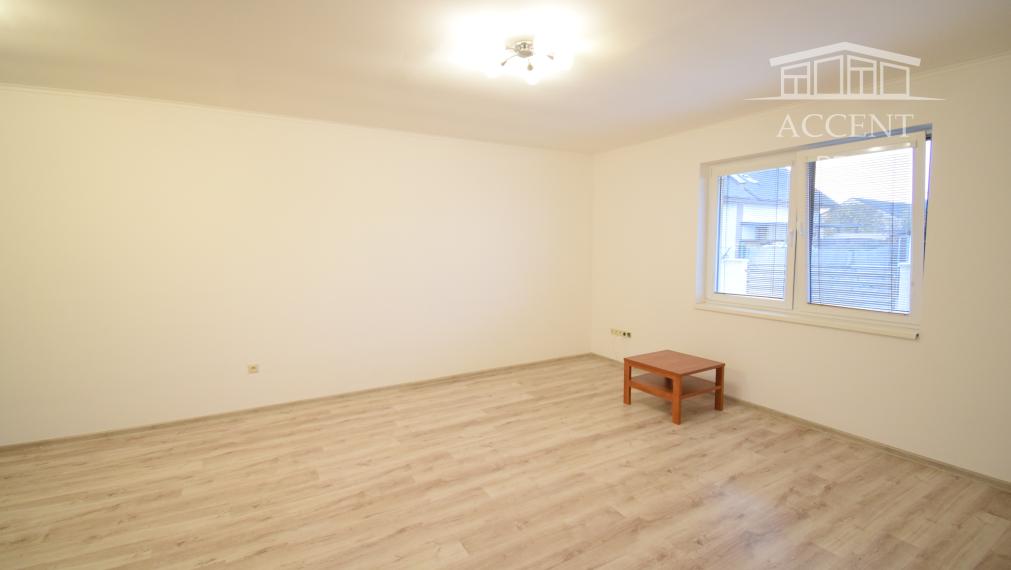 PRENÁJOM - PRIESTRANNÝ 4-IZBOVÝ BUNGALOV (188M2) S GARÁŽOU A S PEKNÝM POZEMKOM (550M2) LEN 4KM OD SENCA - HRUBÝ ŚÚR