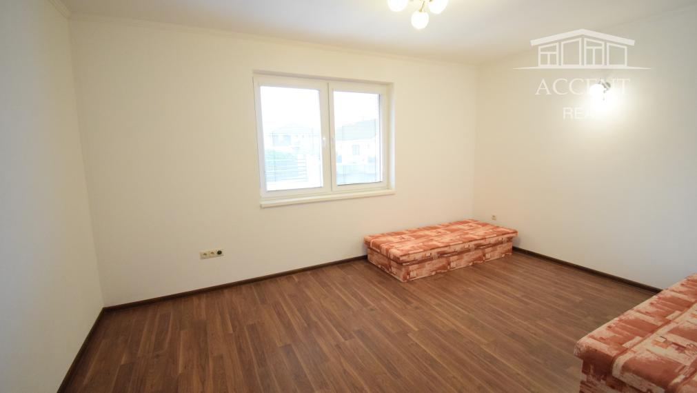 PRENÁJOM - PRIESTRANNÝ 4-IZBOVÝ BUNGALOV (188M2) S GARÁŽOU A S PEKNÝM POZEMKOM (550M2) LEN 4KM OD SENCA - HRUBÝ ŚÚR