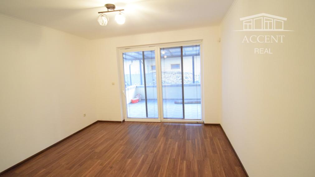 PRENÁJOM - PRIESTRANNÝ 4-IZBOVÝ BUNGALOV (188M2) S GARÁŽOU A S PEKNÝM POZEMKOM (550M2) LEN 4KM OD SENCA - HRUBÝ ŚÚR