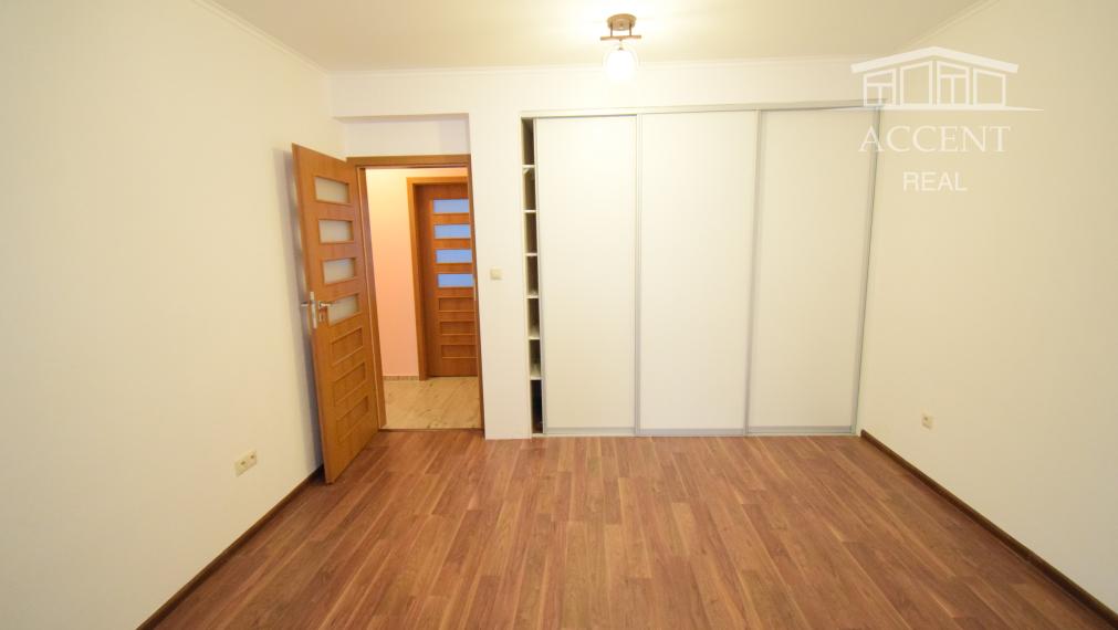 PRENÁJOM - PRIESTRANNÝ 4-IZBOVÝ BUNGALOV (188M2) S GARÁŽOU A S PEKNÝM POZEMKOM (550M2) LEN 4KM OD SENCA - HRUBÝ ŚÚR